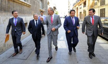 Alberto Fabra, en el centro, acompa&ntilde;ado por Castellano, Rus, Moliner y Ciscar, de izquierda a derecha, ayer antes del almuerzo.