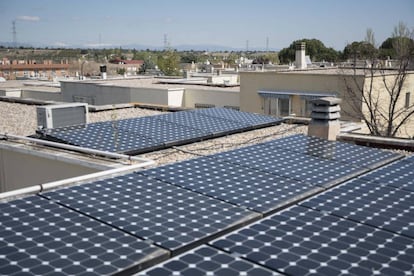 Paneles solares, en un edificio de viviendas en San Sebastián de los Reyes (Madrid).