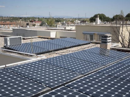 Paneles solares, en un edificio de viviendas en San Sebastián de los Reyes (Madrid).