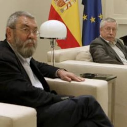 Los líderes de CC OO, Ignacio Fernández Toxo, y de UGT, Cándido Méndez, durante la reunión que mantuvieron esta mañana con el presidente del Gobierno, José Luis Rodríguez Zapatero