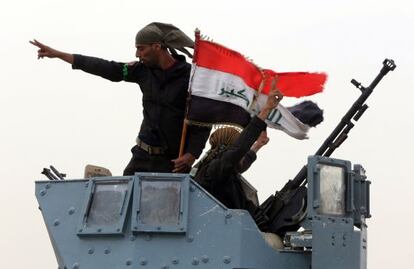 Fuerzas iraquíes celebran la toma de un control cerca de Mosul.