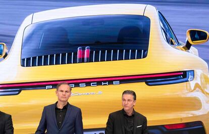 El presidente de Porsche, Oliver Blume (izquierda), y el vicepresidente y director financiero, Lutz Meschke, el viernes 15 en Stuttgart.  