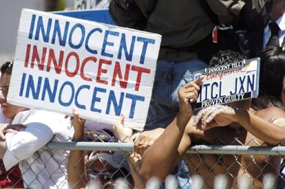 Fans con pancartas a favor de la inocencia de Michael Jackson durante le proceso al cantante en 2005.
