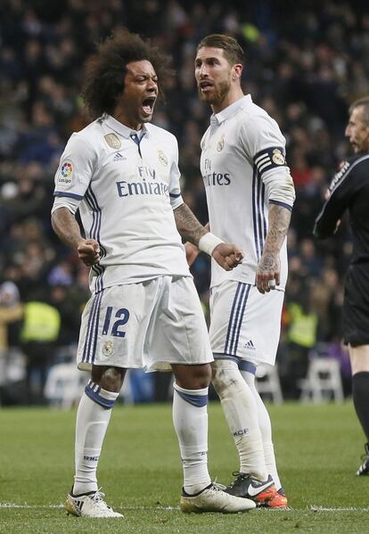 El defensa brasileño del Real Madrid, Marcelo (i), celebra junto a su compañero Sergio Ramos, el primer gol del equipo blanco.