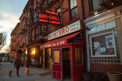 El bar Montero es una institución en Brooklyn Heights, fue fundado hace 86 años por Joseph Montero y su mujer Pilar (hijos de gallegos) para atender a los marineros del puerto cercano. Su hijo Pepe acaba de traspasar el local despés de décadas atendiendo el lugar.Seila montes