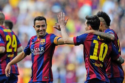 Xavi celebra amb Messi i Neymar l'1 a 0.