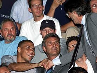 Ronaldo estrecha la mano del presidente del Inter, Massimo Moratti, en la tribuna del estadio del Lecce en 2001.