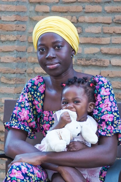 Diakite salió con lo puesto de su casa y dejó atrás a sus dos hermanos, Aïcha y Mohamed, y a su padre. Durante dos años transitó por Mauritania, Argelia, hasta llegar a Túnez. En el camino, aprendió francés. En 2023, llegó a la isla italiana de Lampedusa a bordo de un cayuco, tras un recorrido de tres días por el mar, que aún recuerda con miedo y angustia. Finalmente, llegó a España con la ayuda de varias ONG, y Cruz Roja la incluyó en un programa para personas refugiadas en Sevilla. Aprendió español y ahora vive y trabaja en Córdoba junto a su pareja y su hija de un año, Awa Samira. El Gobierno les ha concedido protección internacional. A Diakite solo le queda “un dolor en su corazón”: no saber nada ni de su padre ni de sus hermanos.