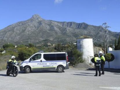 Agentes de la Policía Local en el lugar en el que se ha producido el tiroteo.
