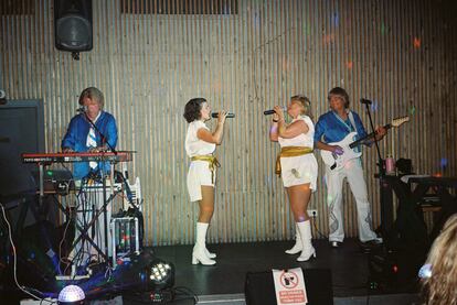 ABBA Elite, una veterana banda tributo, en el Pub Blushwacka, Cabo Roig.