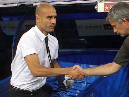 Guardiola (esq.) i Mourinho quan estaven al Ba&ccedil;a i al Madrid, el 2011.