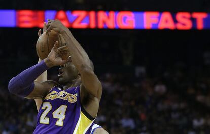 Kobe, de los Lakers, pierde el balón ante Bogut, de los Warriors.