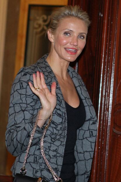 Cameron Diaz saluda al llegar al desfile de Valentino.