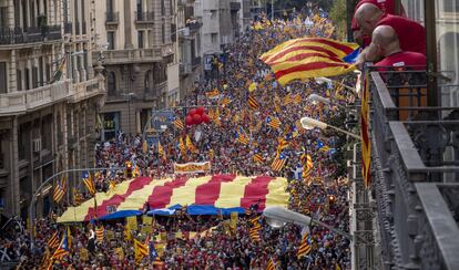 La marcha por la Diada avanza por la calle barcelonesa de Via Laietana, este sábado.