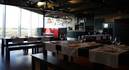 Comedor del restaurante De Vega Asador, en Granda (Asturias).