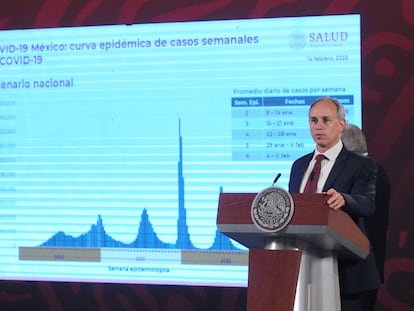 El subsecretario de Salud, Hugo López-Gatell, muestra los datos sobre la covid-19, en una conferencia matutina en Palacio Nacional.