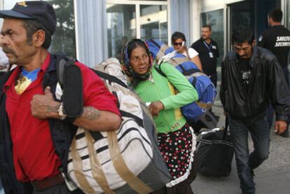 Gitanos rumanos a su llegada a Bucarest procedentes de Francia