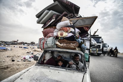 Palestinos con sus pertenencias huyen hacia el centro de la franja de Gaza tras los ataques de Israel sobre Rafah, en el sur del territorio palestino, el 13 de febrero de 2024.