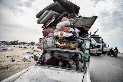 Palestinos con sus pertenencias huyen hacia el centro de la franja de Gaza tras los ataques de Israel sobre Rafah, en el sur del territorio palestino, el 13 de febrero de 2024. 