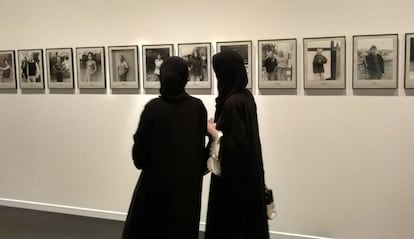 Dos visitants de l'exposició davant de '100 Jahre', de Hans-Peter Feldmann.