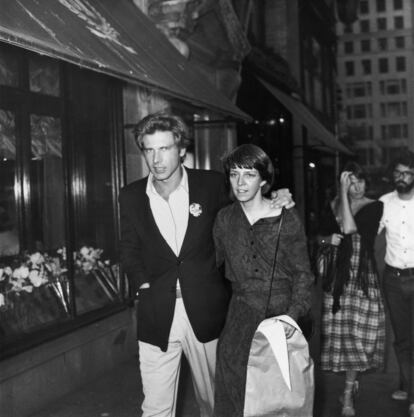 Harrison Ford y su primera esposa, Mary Marquardt, en Nueva York en 1977.