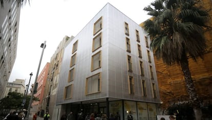 Edifici de 12 pisos socials fets amb contenidors a Barcelona.