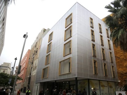 Edificio de 12 pisos sociales realizados con contenedores en Barcelona.