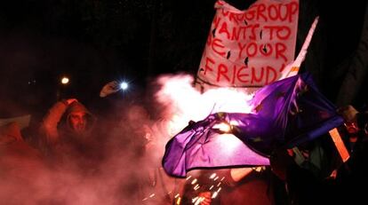 Manifestantes en Chipre queman una bandera de la Uni&oacute;n Europea 