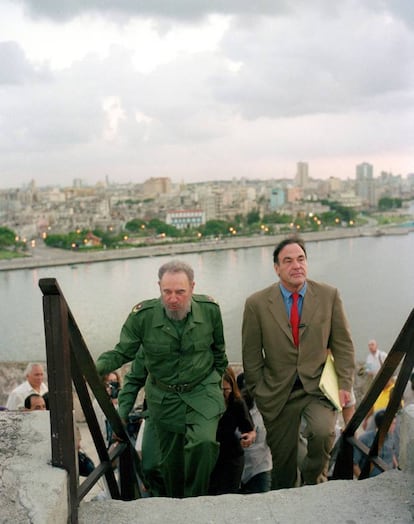 Fidel Castro, caminha com Oliver Stone durante a realização do documentário de HBO "Looking for Fidel" em Havana.