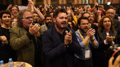 Miembros de ERC celebran los resultados de las elecciones del 28A en Barcelona.