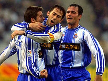 Tamudo y Soldevila acuden a felicitar a De Lucas tras su gol en el Espanyol-Real Madrid.