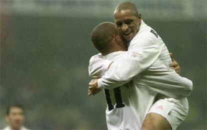 Ronaldo y Roberto Carlos se abrazan tras uno de los goles madridistas.