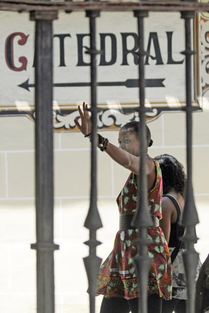 Michelle Obama saluda a la entrada de la catedral de Granada.