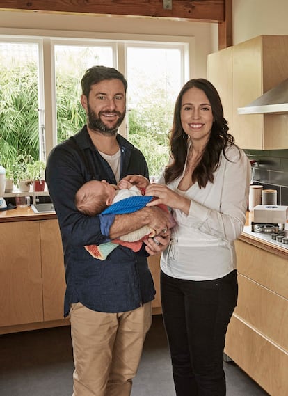 Jacinda Arden junto a su marido y su hija en la cocina de su casa.