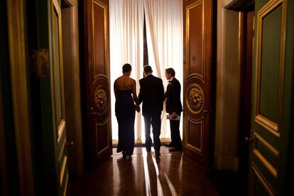 El expresidente Obama y Michelle se preparan para salir al escenario del Auditorio Andrew Mellon durante la ceremonia de los premios de arquitectura Pritzker, en Washington DC, el 2 de junio de 2011.