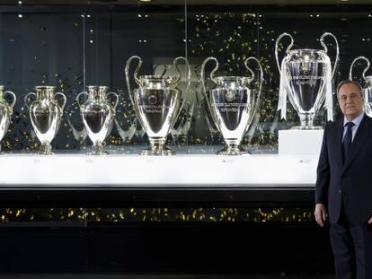 Florentino Pérez posa con las 12 Copas de Europa del Madrid.
