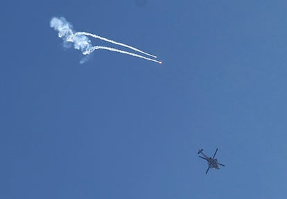 Un helicóptero visto desde Sderot sobrevuela la frontera con Gaza.