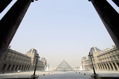 La pirámide del Louvre, y las naves del museo, vistas desde el Arco del Carrusel. |