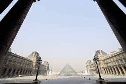 La pirámide del Louvre, y las naves del museo, vistas desde el Arco del Carrusel. |