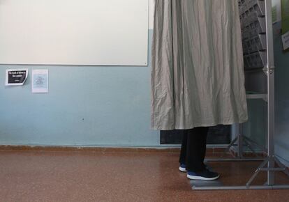 Un ciudadano ejerce su derecho a voto en el instituto Conde de Orgaz de Madrid.