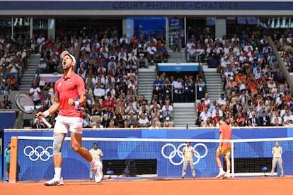 Novak Djokovic celebra un tanto antes Carlos Alcaraz. 