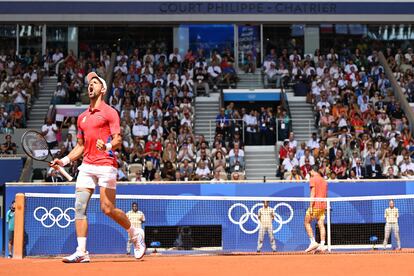 Novak Djokovic celebra un tanto antes Carlos Alcaraz. 