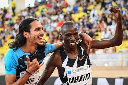 Mohamed Katir (I) celebra con Tomothy Cheruiyot tras correr los 1.500 metros ayer en Mónaco.