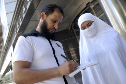 Nadia Chahbi, junto a su marido Redouan, ayer ante los juzgados de Vitoria.