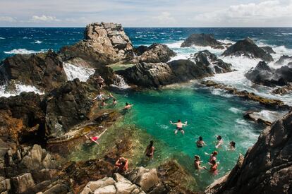 Un grupo de turistas, en el parque nacional de Arirok (norte de Aruba) antes de la pandemia.