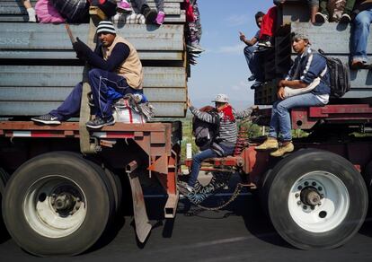 Emigrantes de la caravana centroamericana que viaja hacia Estados Unidos dirigiéndose a Irapuato desde Querétaro (México), el 12 de noviembre de 2018.