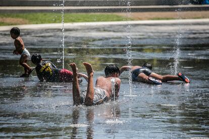 Varios niños se refrescan en los 'chorros' de Madrid Río.