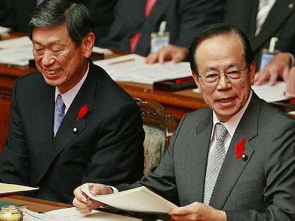 A la derecha, el nuevo primer ministro japonés , Yasuo Fukuda, y a su lado el ministro de Exteriores.