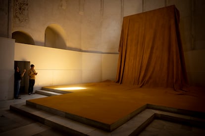 Una de las siete piezas que componen la instalación 'Profundis', realizada con albero de Sevilla y que cubre el altar de la iglesia del monasterio de la Cartuja.