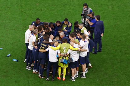 Deschamps da instrucciones a sus jugadores antes del lanzamiento de penaltis. 